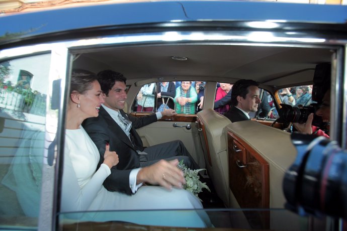 cayetano y eva subidos en su coche de época para ir a la hacienda los molinillos