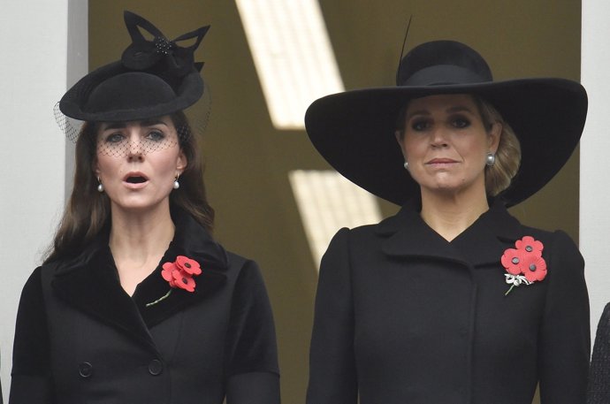 Kate Middleton y Máxima de Holanda de riguroso negro en el Domingo del Recuerdo