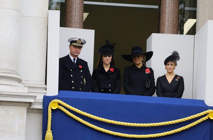 Kate Middleton y Máxima de Holanda de riguroso negro en el Domingo del Recuerdo