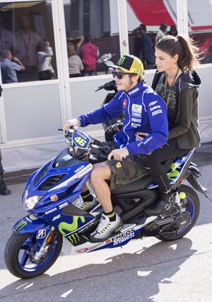 Valentino Rossi con su novia en el circuito