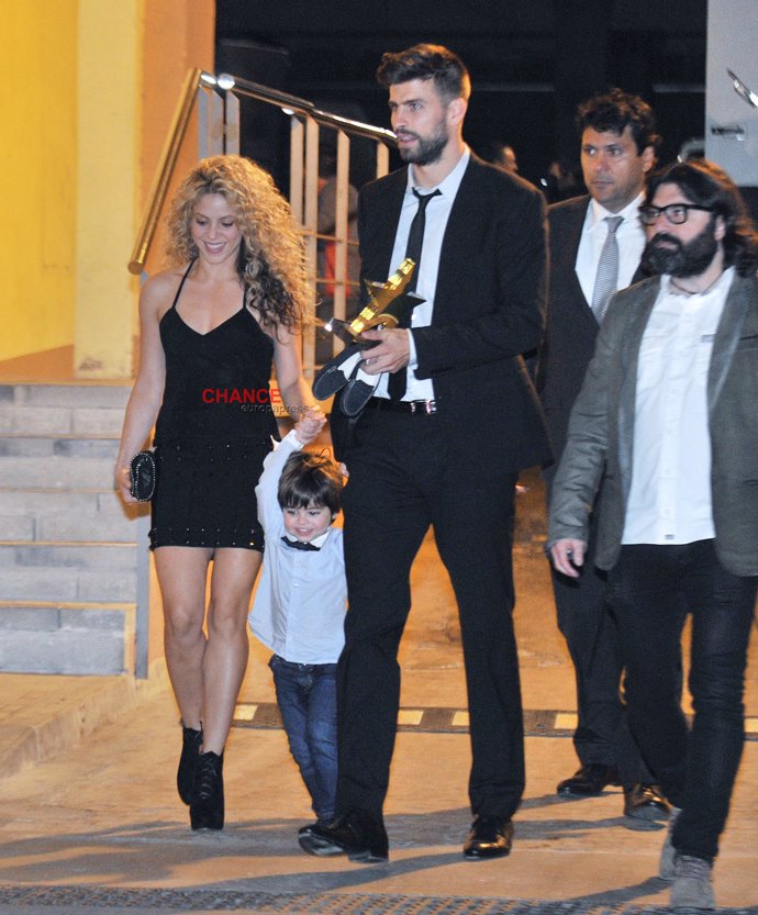 SHAKIRA MILAN Y PIQUÉ A LA SALIDA DE LA ENTREGA DE PREMIOS DE LA FEDERACIÓN CATALANA DE FUTBOL