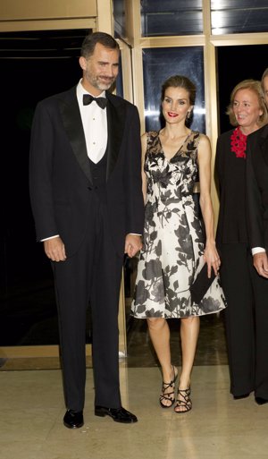 En la cena celebrada en la Casa de ABC, Letizia escogió un diseño de Felipe Varela con estampado de flores negro y espalda transparente