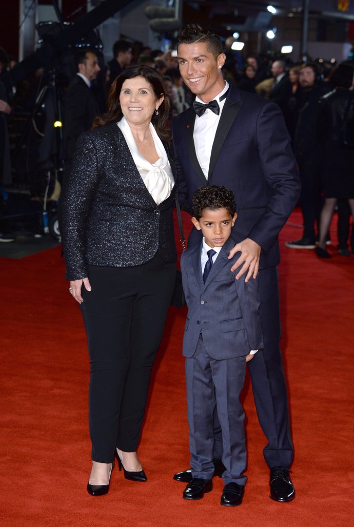 cristiano ronaldo con su hijo cristiano ronaldo junior y su madre dolores aveiro