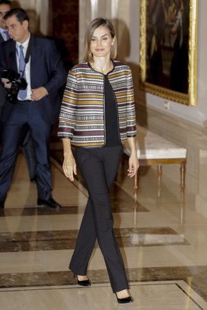 La Reina Letizia y su nueva moda: el uso de las chaquetas étnicas