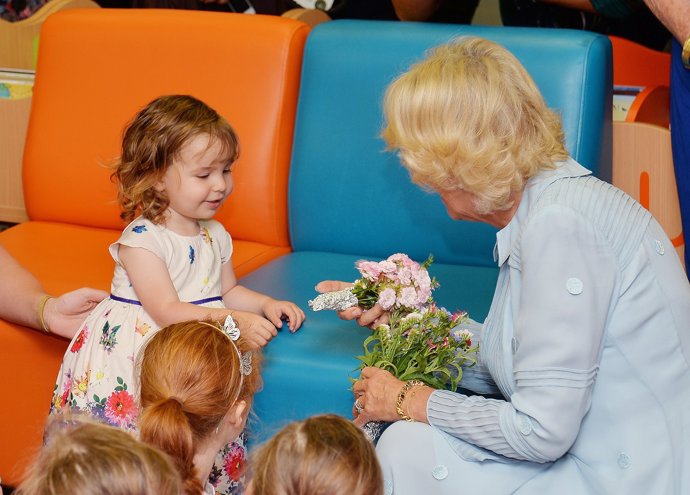 El gesto más tierno de Camilla Parker Bowles a una niña de 2 años