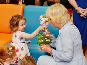 El gesto más tierno de Camilla Parker Bowles a una niña de 2 años