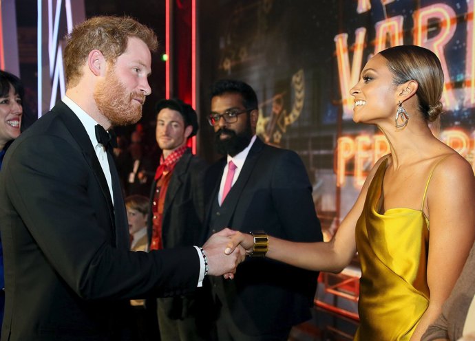 El príncipe Harry saludando a Alesha Dixon