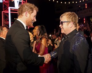 El príncipe Harry saludando a Elton John