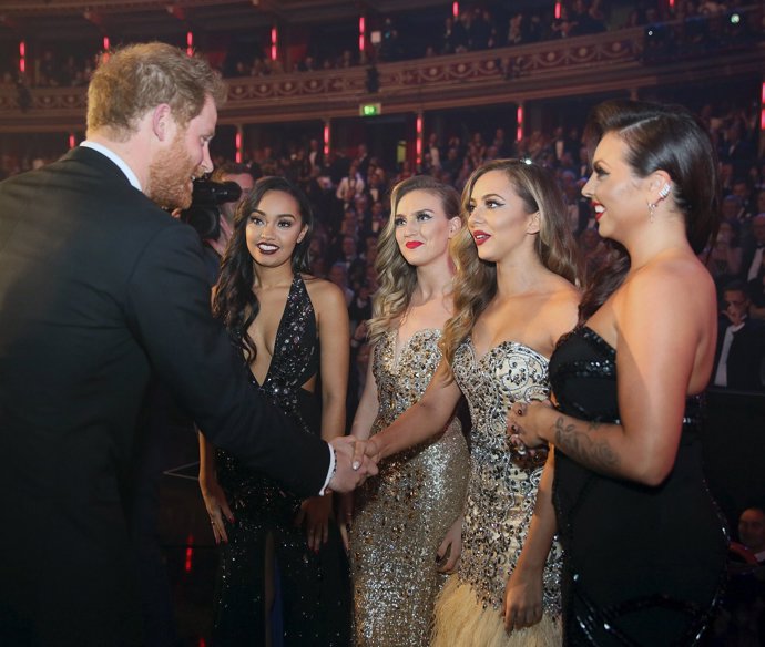 El Príncipe Harry saludando a Little Mix
