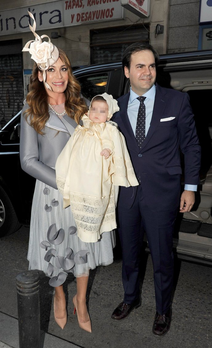 Gema Ruíz y Juan Díaz con su hija Julieta