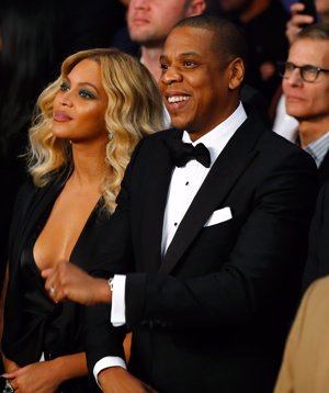 Beyonce y Jay-Z acudiendo al combate en el Centro Mandalay Bay Events