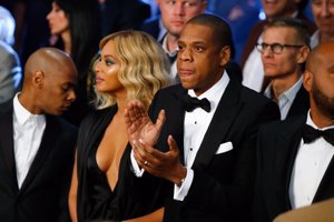 Beyonce y Jay-Z acudiendo al combate en el Centro Mandalay Bay Events