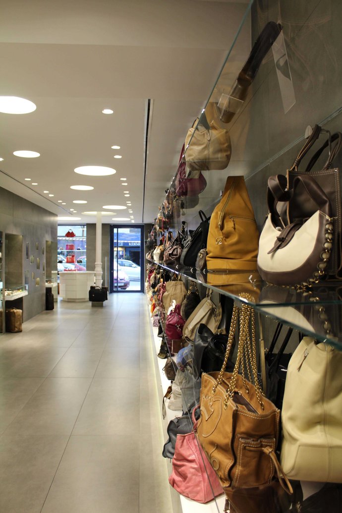 Designer Exchange,  tienda para vender o comprar artículos de lujo, con un precio medio- alto asequible