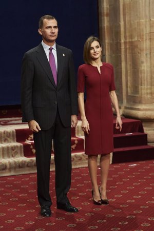 La Reina Letizia con vestido de Carolina Herrera New York en la audiencia a los premiados en los Princesa de Asturias