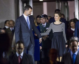 La Reina Letizia con falda de corte midi de Carolina Herrera New York