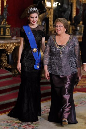 La Reina Letizia con vestido de Carolina Herrera en la cena de gala en honor  a la presidenta de Chile