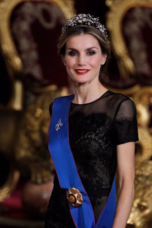 La Reina Letizia con vestido de Carolina Herrera en la cena de gala en honor  a la presidenta de Chile