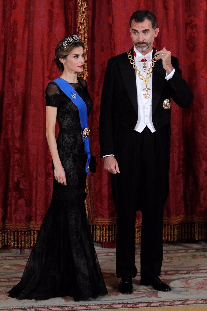 la reina letizia en la cena de gala por la presidenta de chile con un vestido de carolina herrera