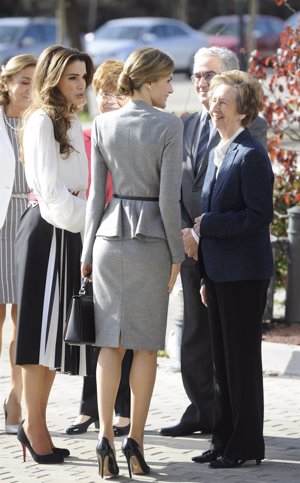 La Reina Letizia en la visita de la Reina Rania de Jordania con un dos piezas de Carolina Herrera