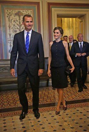 Doña Letizia se dejó llevar por un dos piezas azul marino sin mangas y con cuerpo abotonado que firmaba Nina Ricci visita a la casa blanca