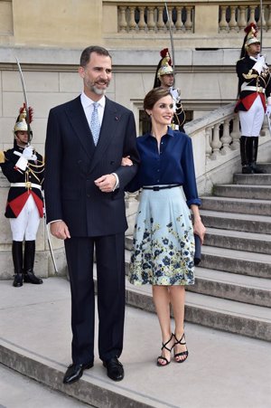 En la visita a la exposición Velázquez y el triunfo de la pintura española en el Grand Palais de París, Doña Letizia lució un diseño de Carolina Herrera