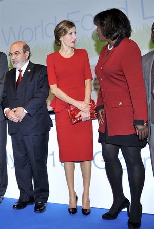 La reina Letizia  con un vestido rojo de Carolina Herrera NY en Milan con la FAO