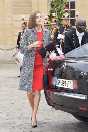 Su encuentro con el primer ministro, Valls, Letizia se pasó a Nina Ricci con vestido rojo combinado con un abrigo tweed en negro y blanco