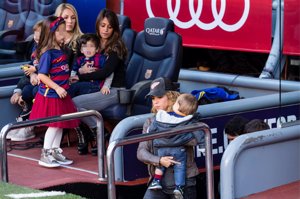 Shakira, Milan y Sasha: los fans incondicionales de papá Piqué