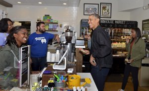 Barack Obama enseña a sus hijas la importancia del pequeño comercio