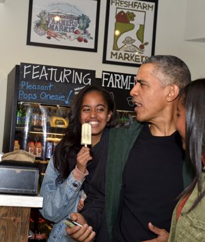 Barack Obama enseña a sus hijas la importancia del pequeño comercio