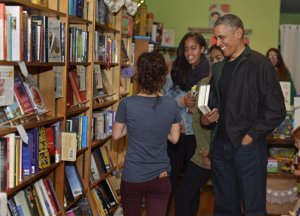 Barack Obama enseña a sus hijas la importancia del pequeño comercio