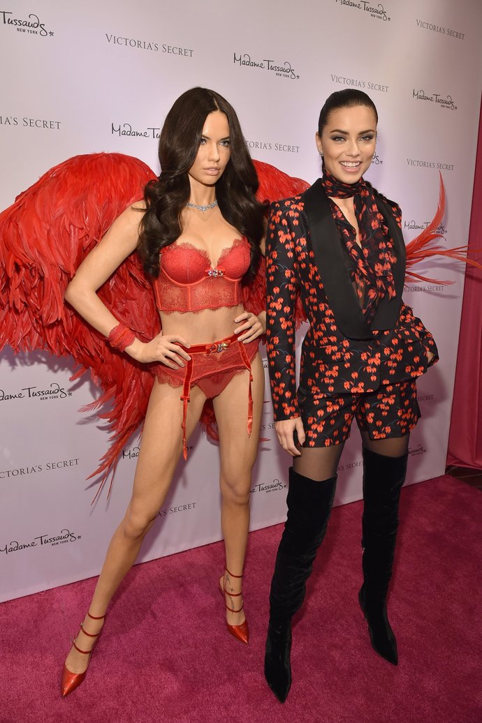 Adriana Lima locamente enamorada de sí misma... O de su figura de cera