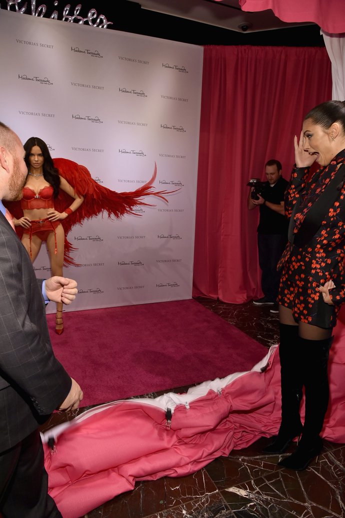 Adriana Lima locamente enamorada de sí misma... O de su figura de cera