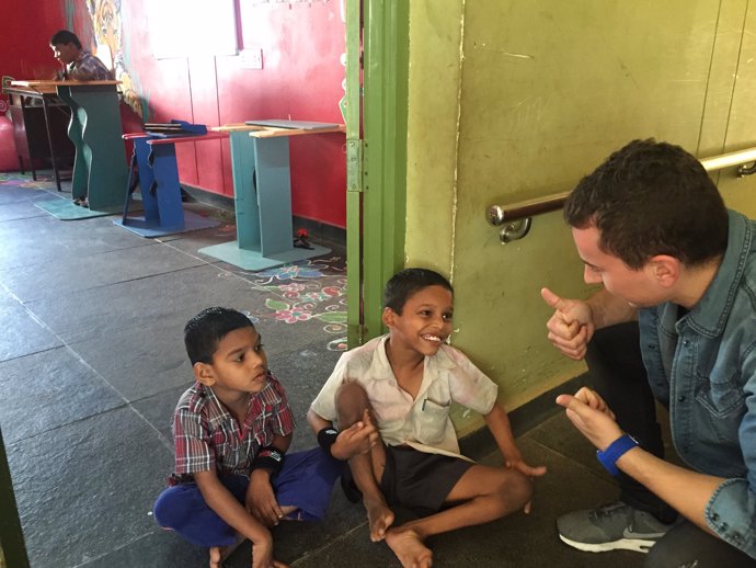 jorge lorenzo en la india con la fundación vicente ferrer