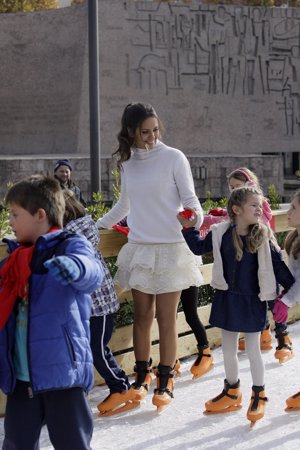 Cristina Pedroche en la inauguración de las dos pistas de hielo en la Plaza de Colón