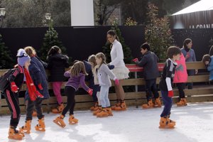 Cristina Pedroche en la inauguración de las dos pistas de hielo en la Plaza de Colón