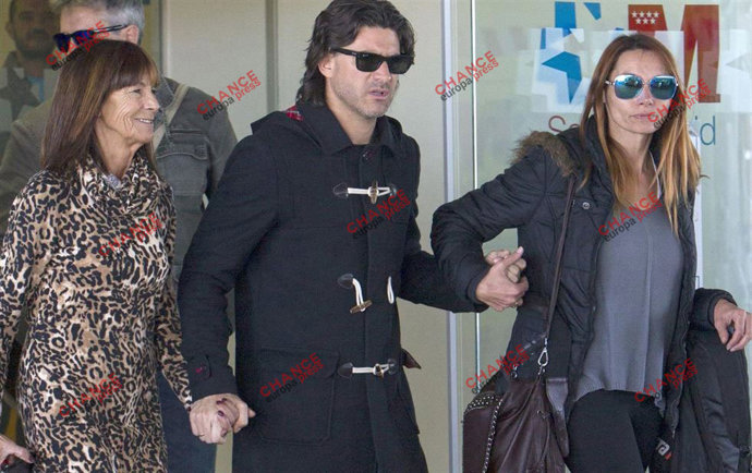 Toño Sanchís sale del hospital de la mano de su madre y su mujer