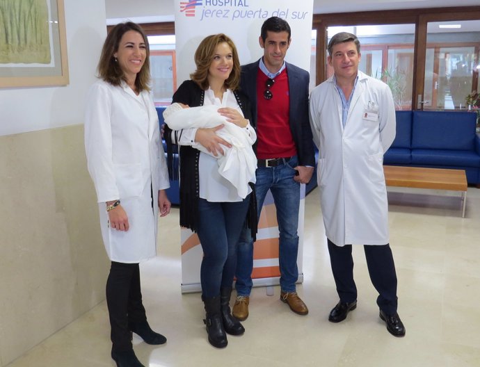 Beatriz Trapote y Víctor Janeiro y su hijo