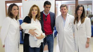 Beatriz Trapote y Víctor Janeiro y su hijo