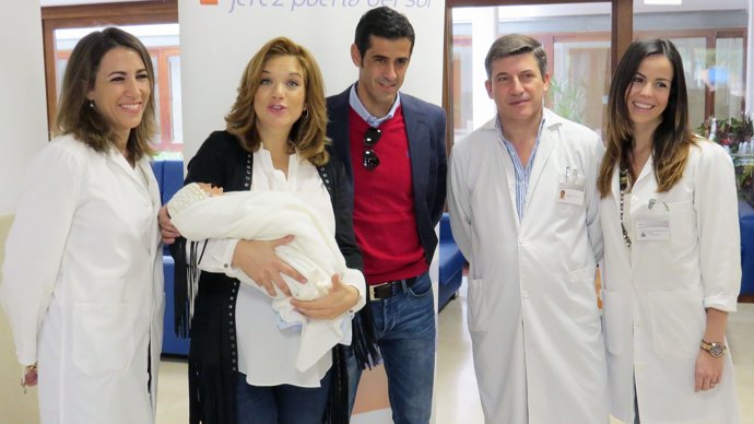 Beatriz Trapote y Víctor Janeiro y su hijo