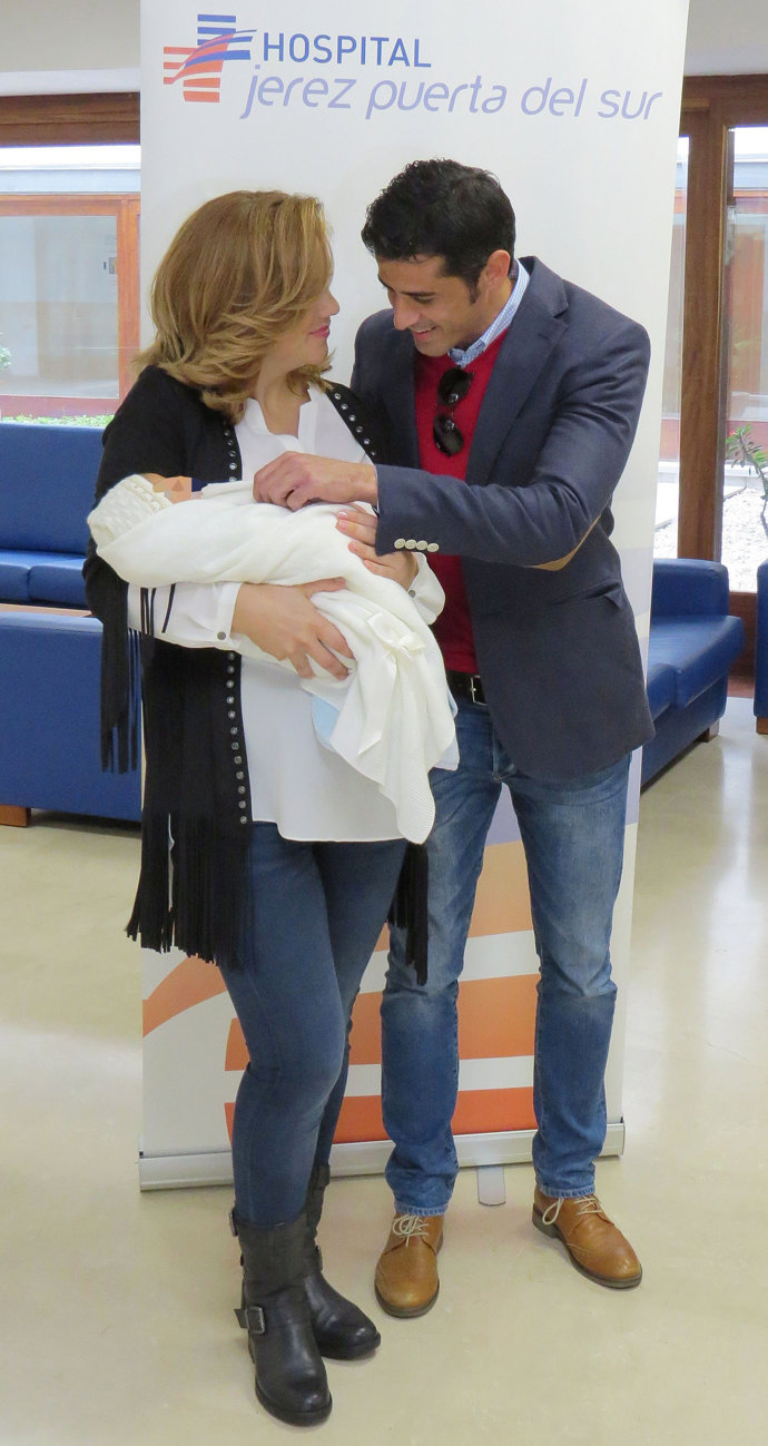 Beatriz Trapote y Víctor Janeiro y su hijo