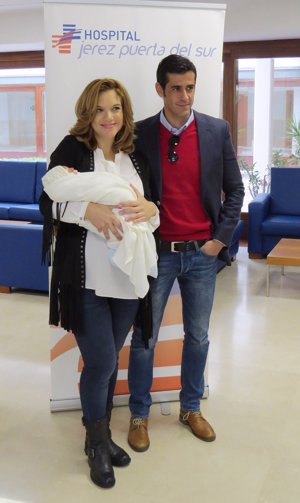 Beatriz Trapote y Víctor Janeiro y su hijo