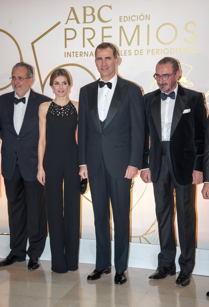 reina letizia y rey felipe en la entrega de premios mariano de cavia 