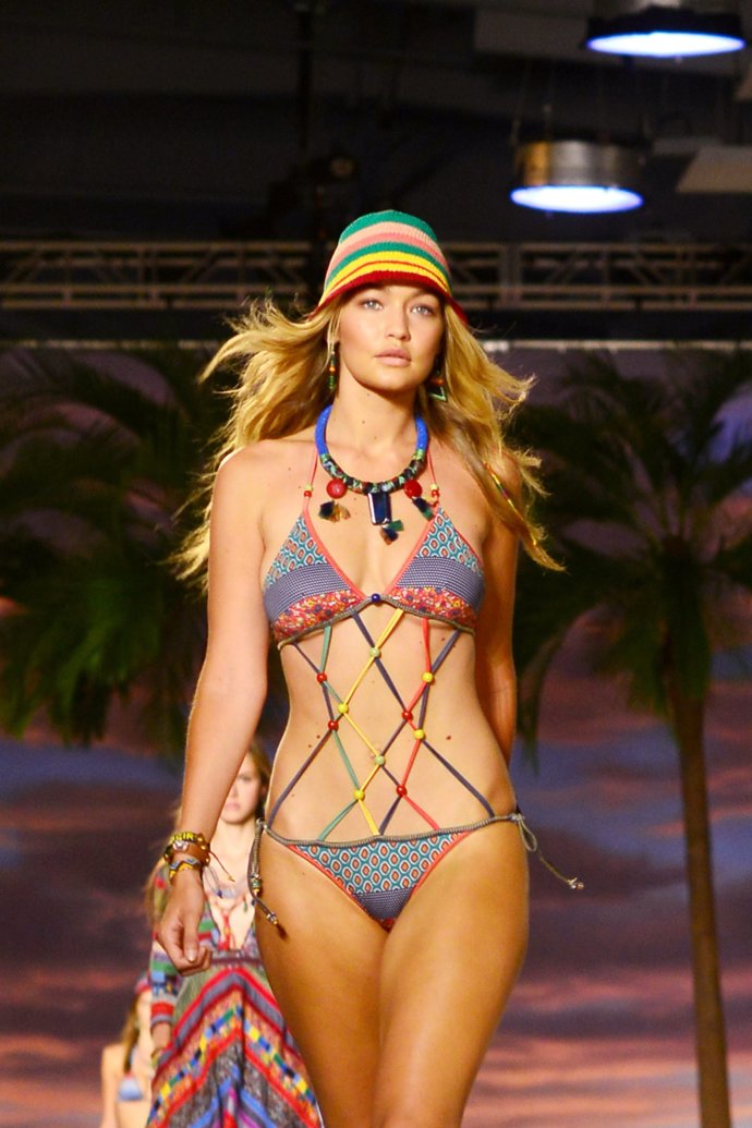 GIGI HADID DESFILANDO PARA TOMMY HILFIGER