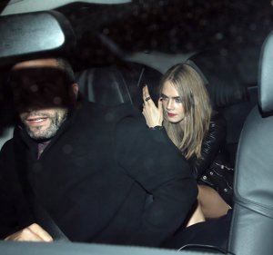 Cara Delevigne y su novia, St. Vincent: ¡Peineta a los paparazzis!