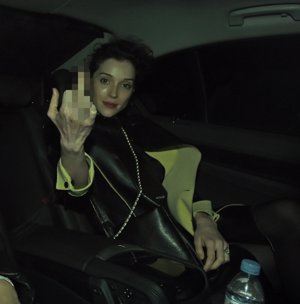 Cara Delevigne y su novia, St. Vincent: ¡Peineta a los paparazzis!