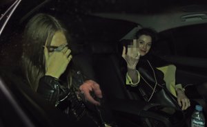 Cara Delevigne y su novia, St. Vincent: ¡Peineta a los paparazzis!