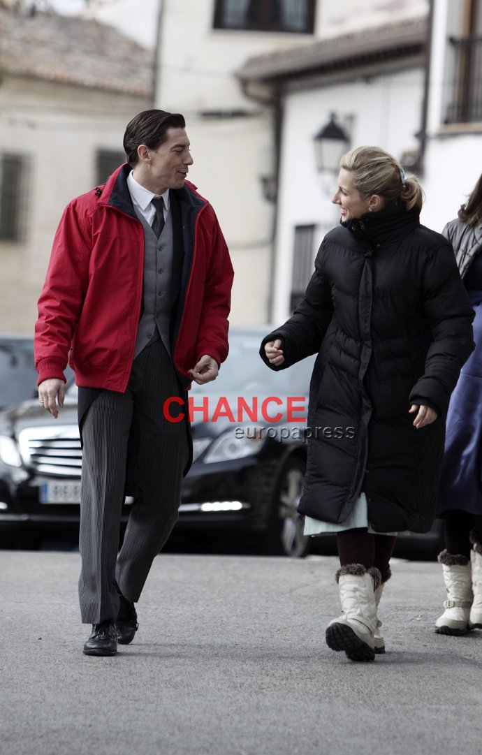 Rita y Pedro en la boda de Clarita y Mateo... Cecilia Freire se protege con abrigo y unas botas como las de Paula Echevarría