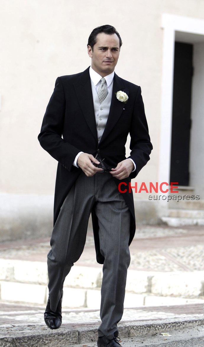 Asier Etxandia guapísimo vestido de chaqué para la boda