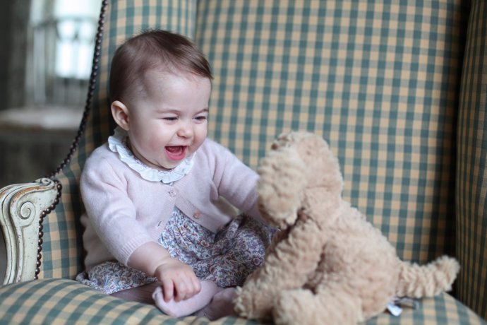 charlotte jugando fotografíada por su madre